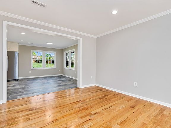 5th image of 109 Cherrylane Dr