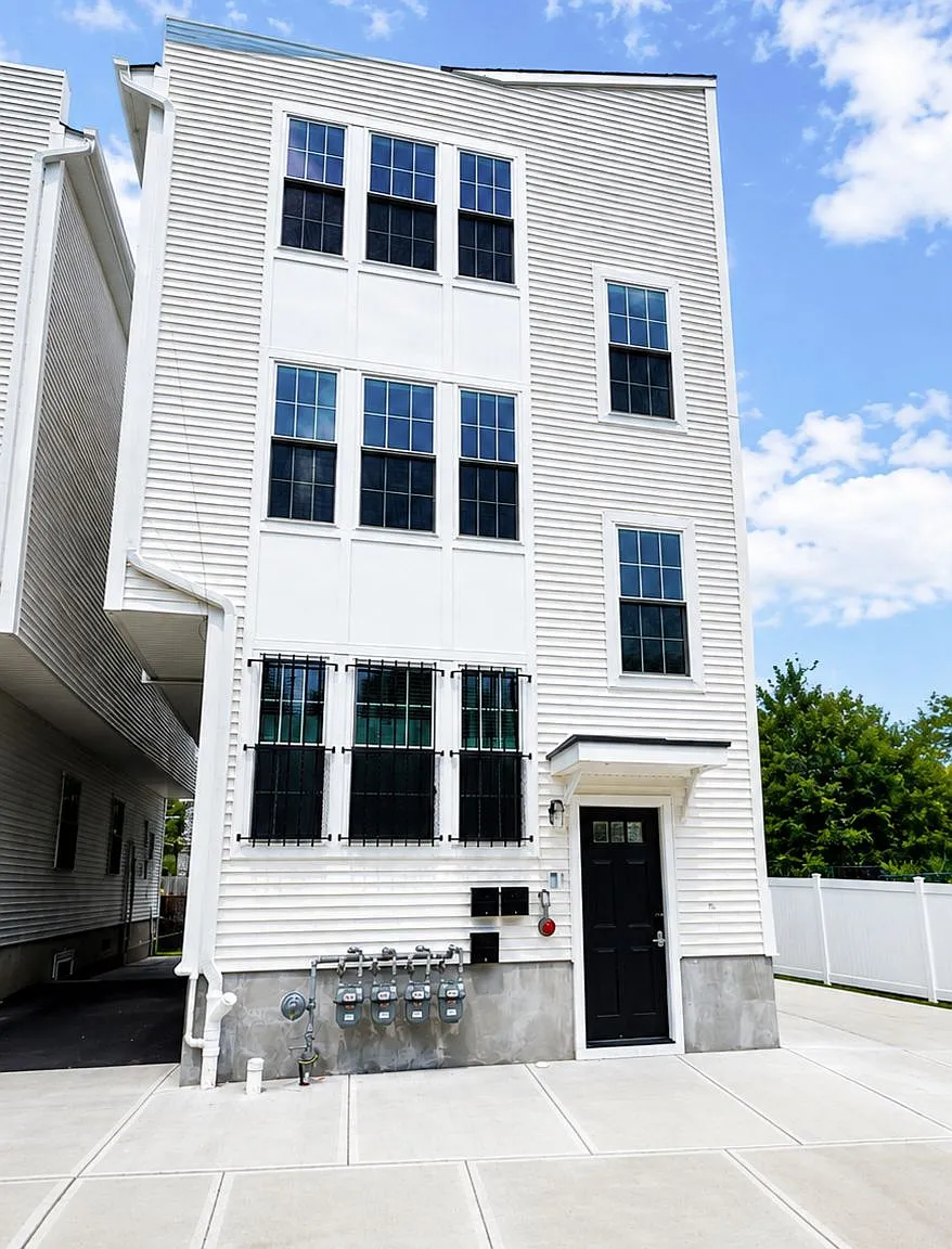 3 bed, $2,350 — Photo 1
