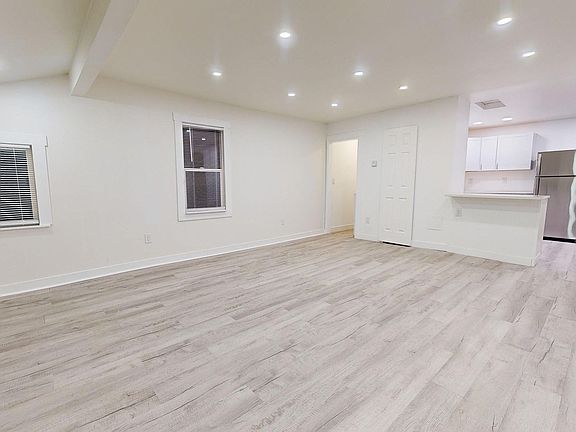 3rd image of 1222 Evans Ave W