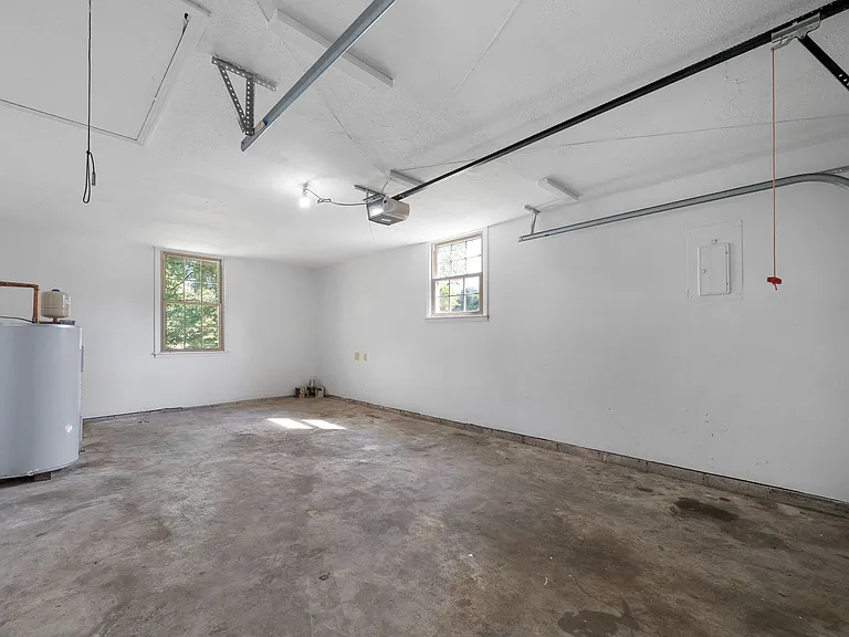 300 Hundred Oaks Dr — Photo 18