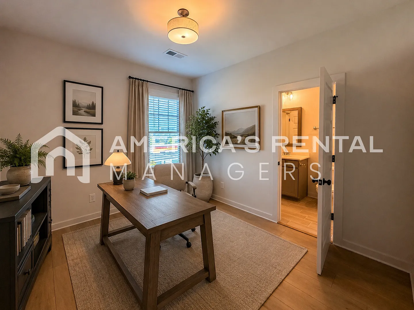 Modern 3-Bedroom Townhome in Windsor Court — Photo 3