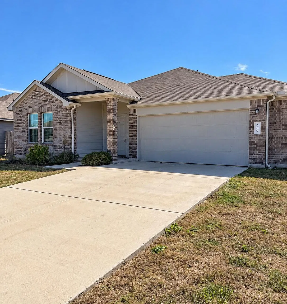 4 bed, 3.0 bath, 2304 sqft, $2,400 — Photo 3