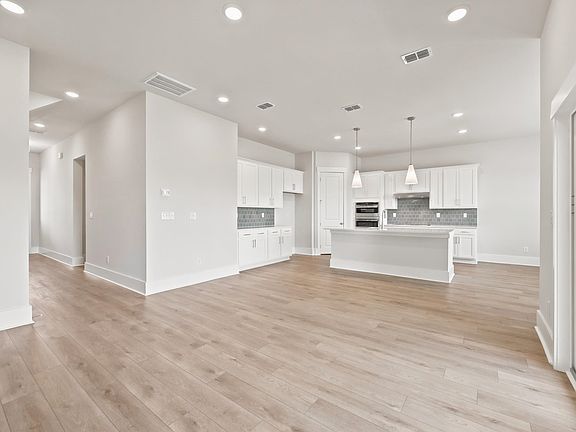 3rd image of 992 Triton Ave.