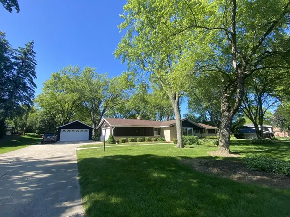 8156 West Hillview DRIVE, Mequon, WI 53097
