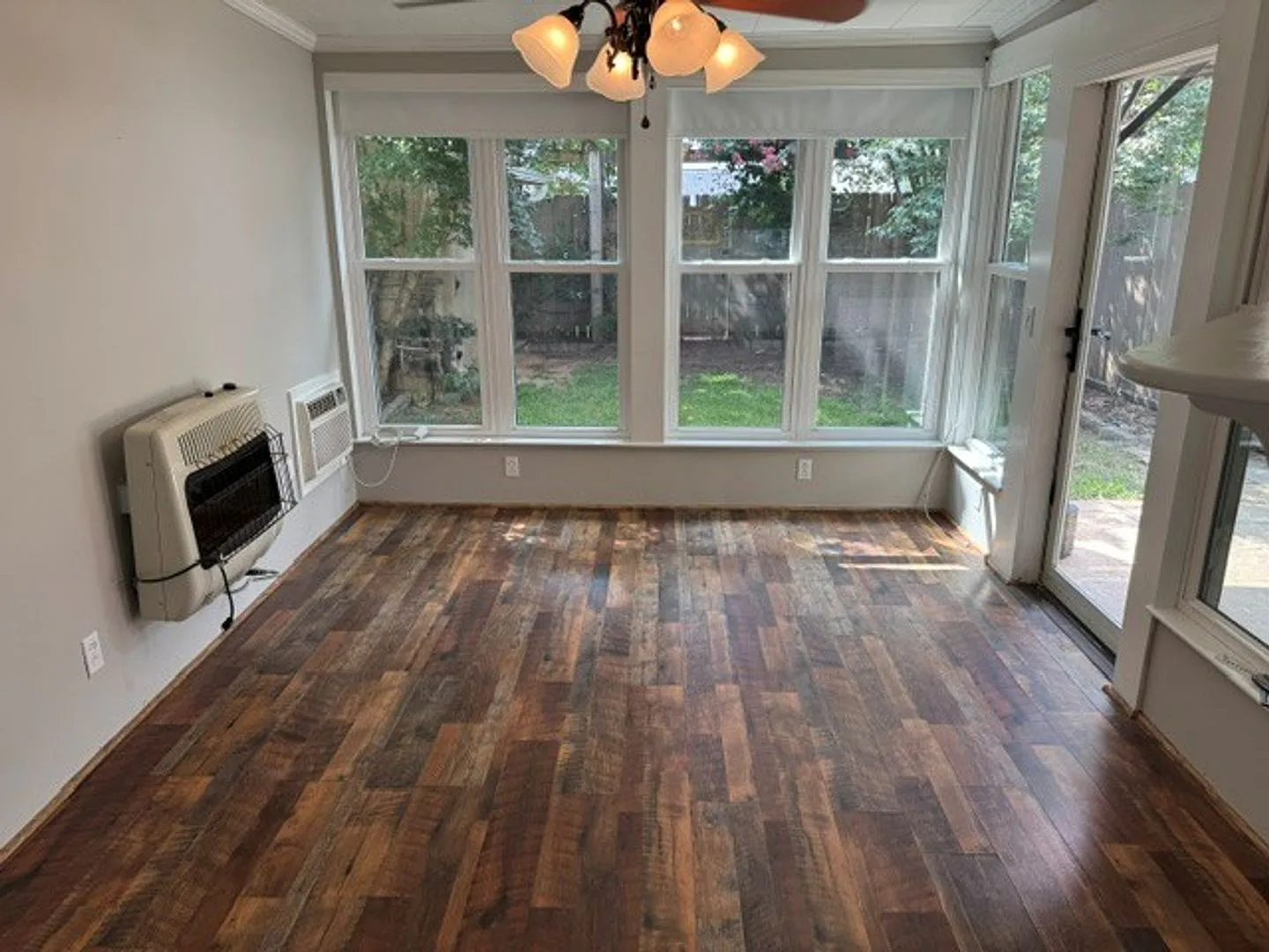 freshly paint 3 bed 2 bath townhome — Photo 4
