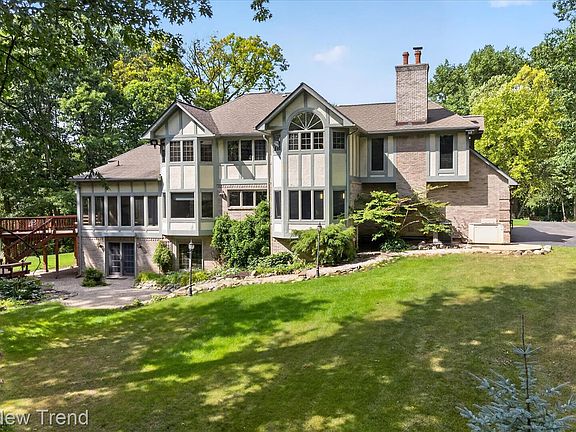 4th image of 561 Valley Dr