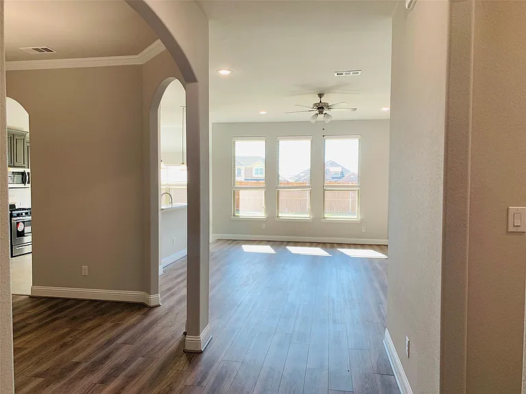 325 Delaford Dr — Photo 2
