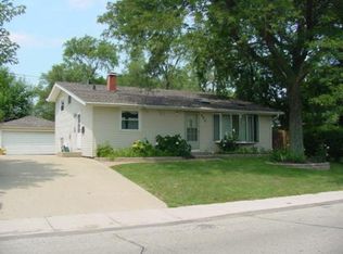 111 Golfview Ln, Carpentersville, IL