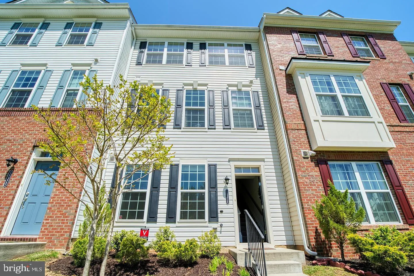 3 bed, 4.0 bath, 2280 sqft, $3,100 — Photo 2