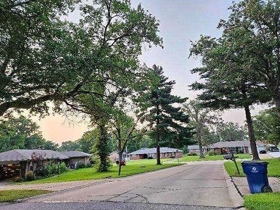 Exterior Neighborhood (street photo)
