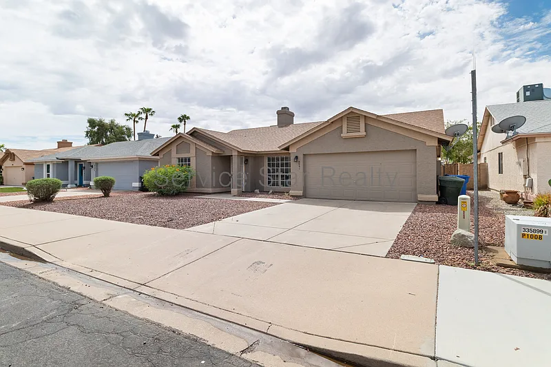 4 bed, 2.0 bath, 1572 sqft, $2,349 — Photo 2