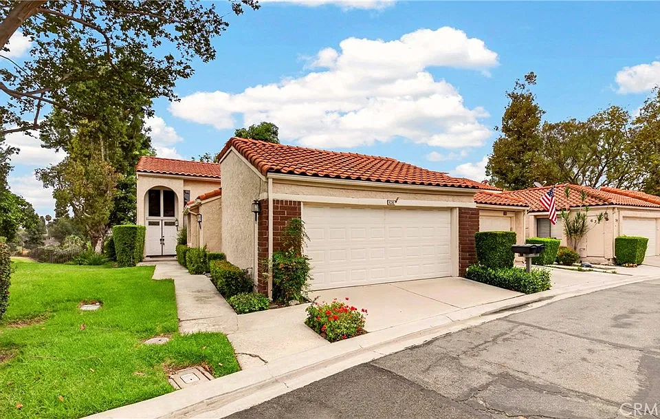 636 Colonial Cir