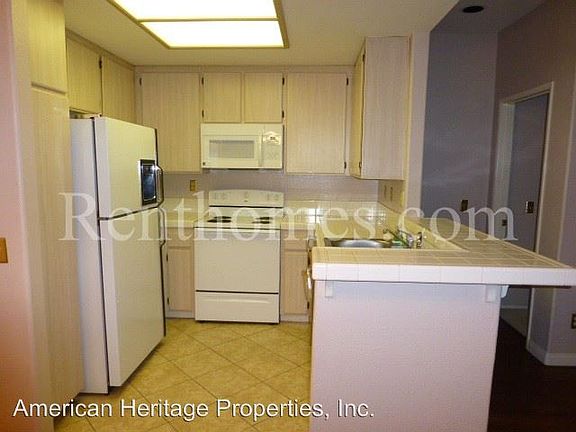 3rd image of 580 Camino De La Reina Unit 126