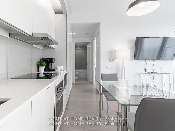 4th image of 101 Peter St #3907