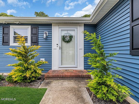 3rd image of 10 Point Blanche Court