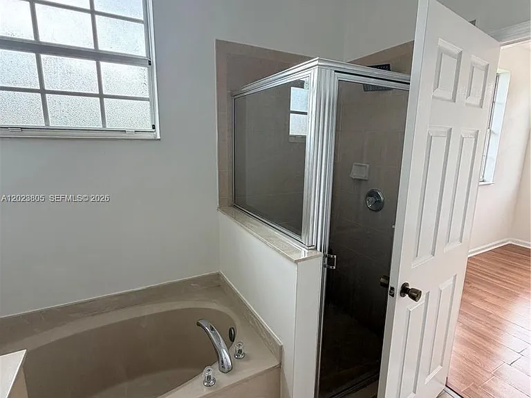607 NE 21st Ter — Photo 14