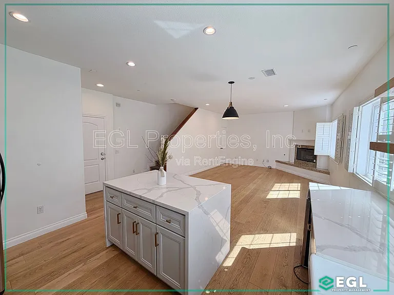 1521 S Hayworth Ave #102 — Photo 3