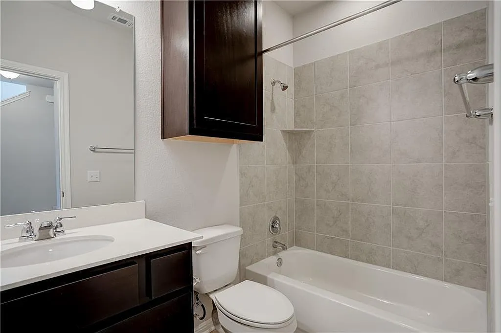 3 bed, 3.0 bath, 1356 sqft, $2,105 — Photo 4