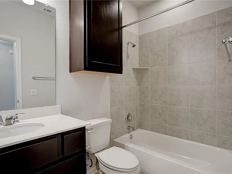 1724 W Artesian Springs Xing — Photo 4