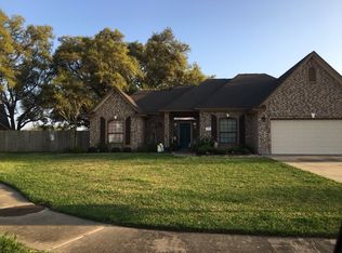 5 Oak Park Ct, Angleton, TX 77515