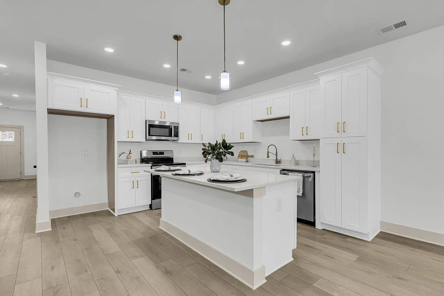 3 bed, 2.5 bath, 1634 sqft, $2,799 — Photo 2