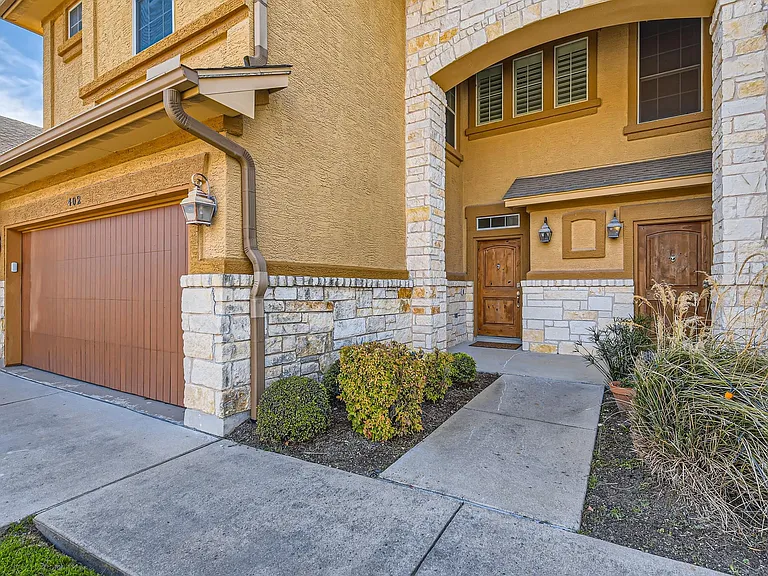 2210 Onion Creek Pkwy #402 — Photo 3