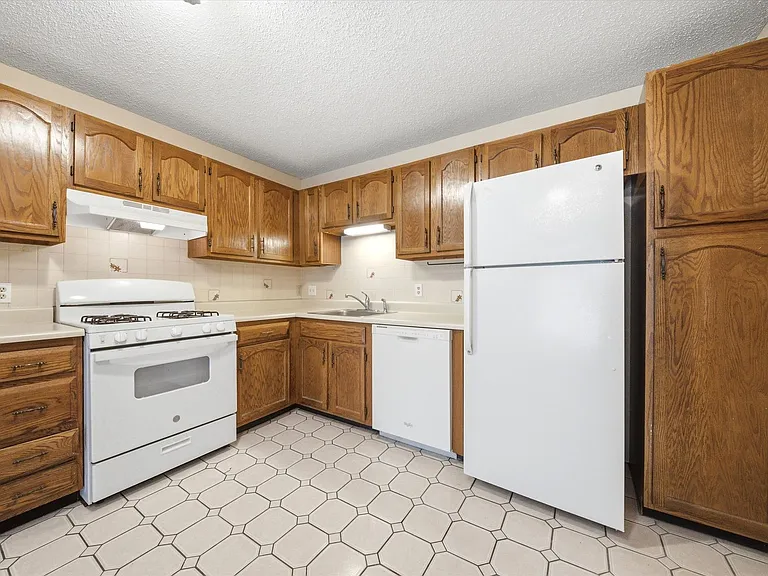 379 Huse Rd #27 — Photo 5