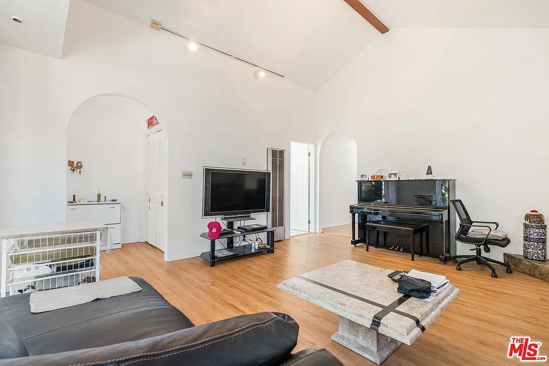 3 bed, 2.0 bath, 1432 sqft, $5,600 — Photo 4