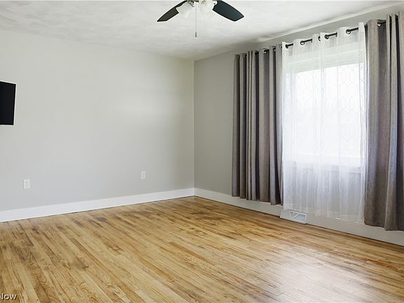 5th image of 3428 Vineland Ave