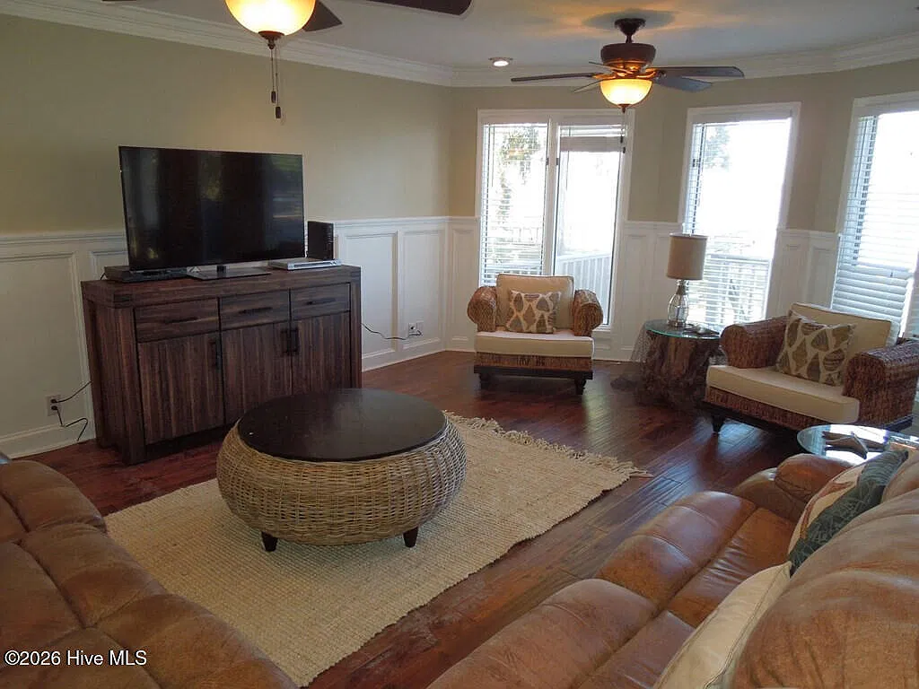 3 bed, 2.0 bath, 1841 sqft, $5,000 — Photo 3