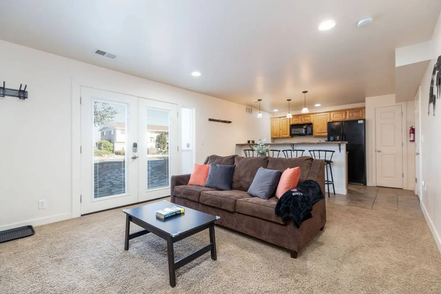2 bed, 1.0 bath, 914 sqft, $2,455 — Photo 1