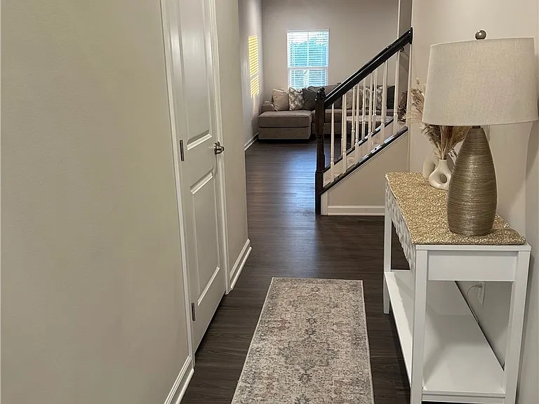 445 Greenwood Dr — Photo 2