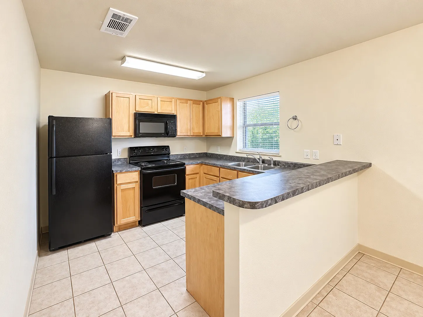 613 Bernard St — Photo 3