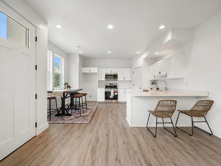 737 S Harrison Dr — Photo 14