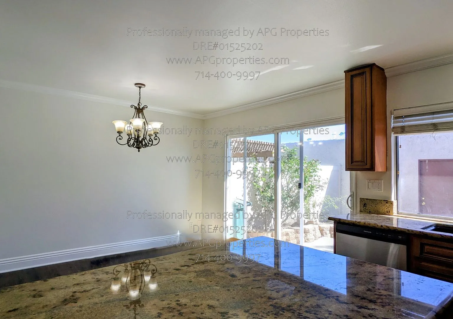 Newly updated 3 bedroom / 2.5 bathroom townhouse with 2 car garage in Buena Park — Photo 4