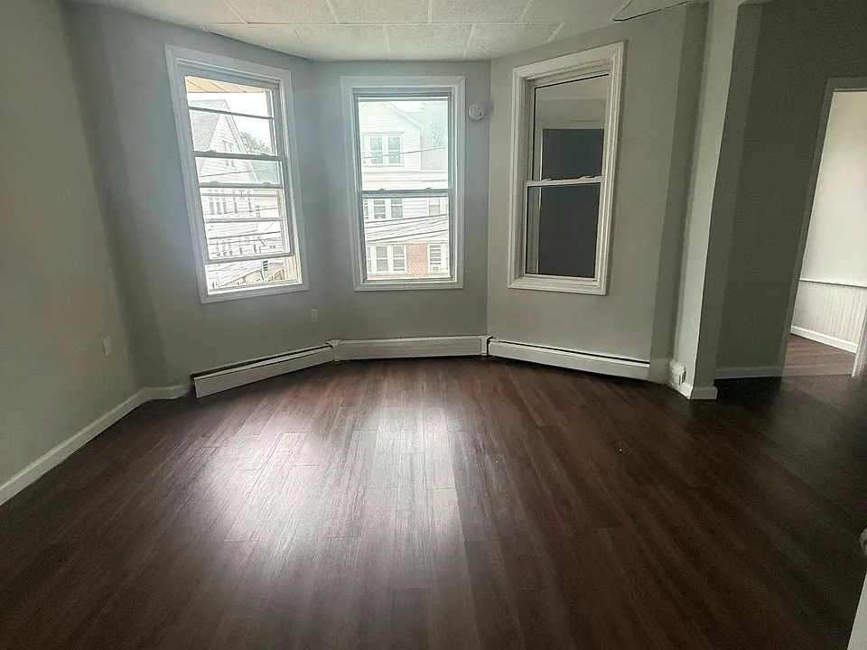 Isabella Ave