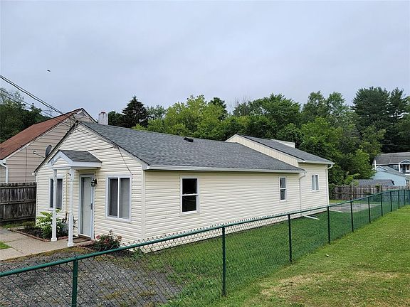 2nd image of 806 Carl St