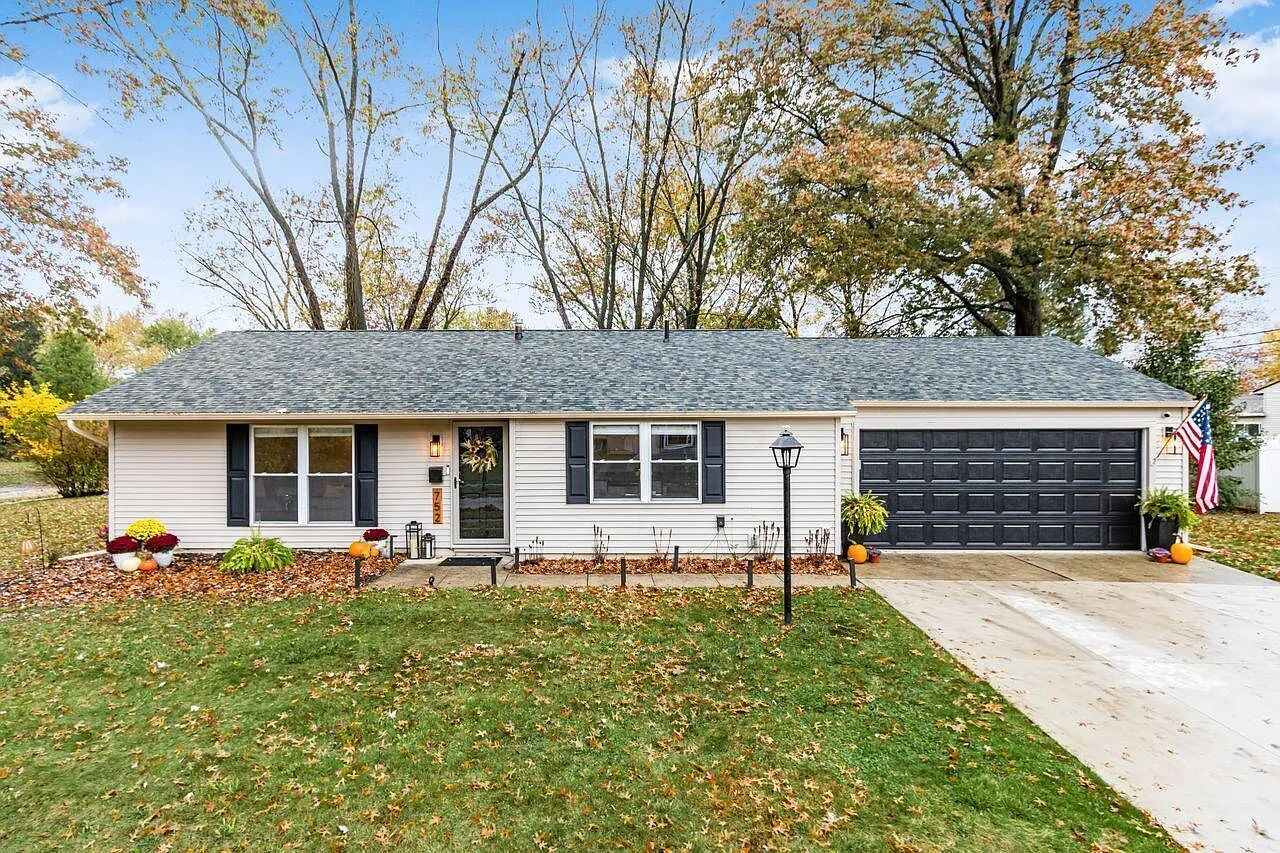 752 Andrew Ave photo 1