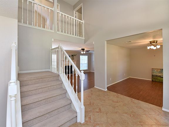 3rd image of 907 Sugarfield Ct