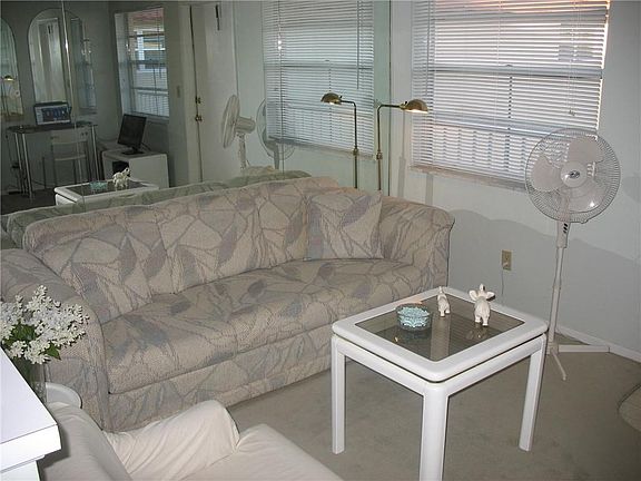 5th image of 32 Pine Arbor Ln