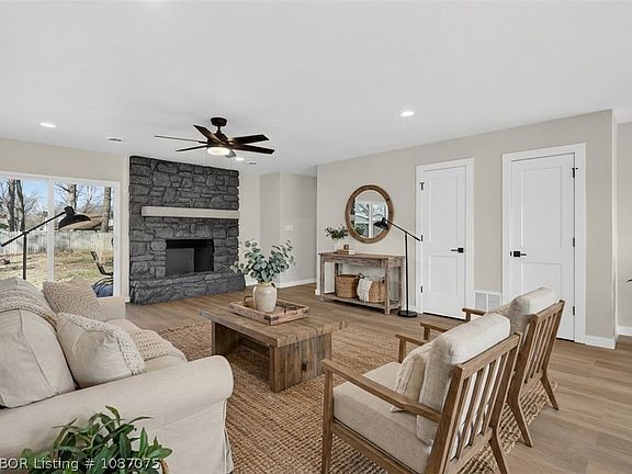 2nd image of 3301 Londonderry Rd