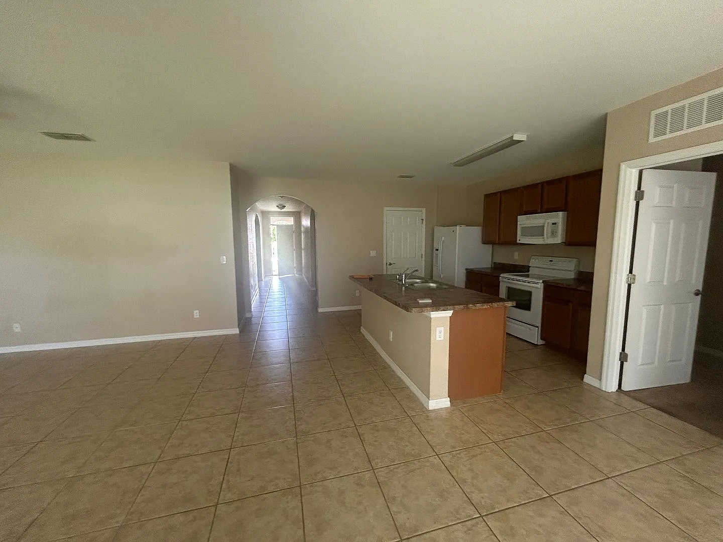 3 bedroom 2 bath single family home — Photo 3