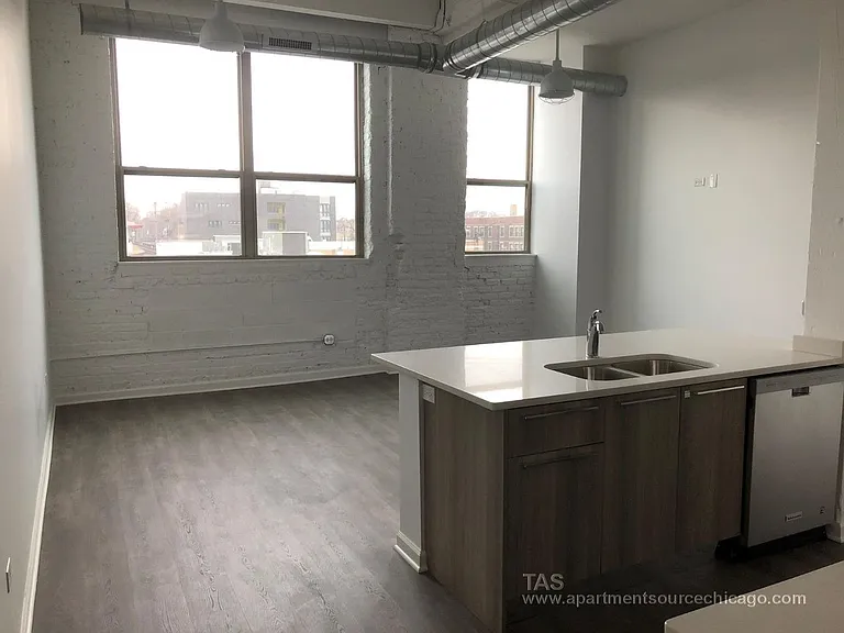 932 W Dakin St #305 — Photo 2