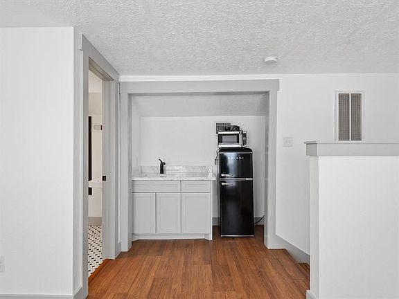 5th image of 4934 Oakland St #B