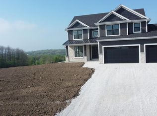 N48W27431 S Willow Creek Dr, Pewaukee, WI 53072