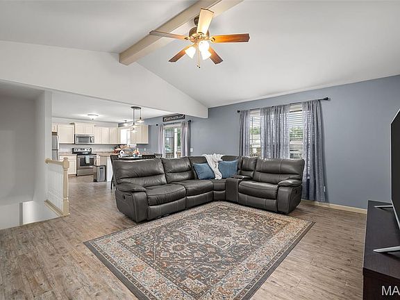 3rd image of 72 Cuivre River Dr
