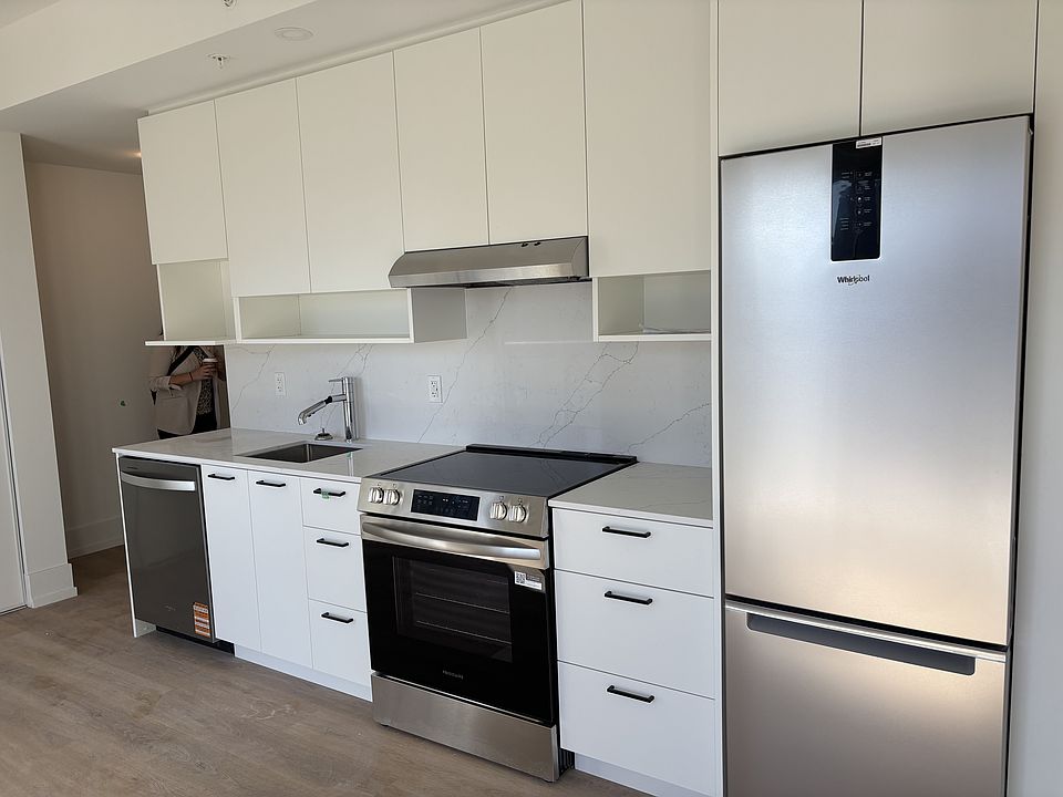 1st image of 206 King St W #907