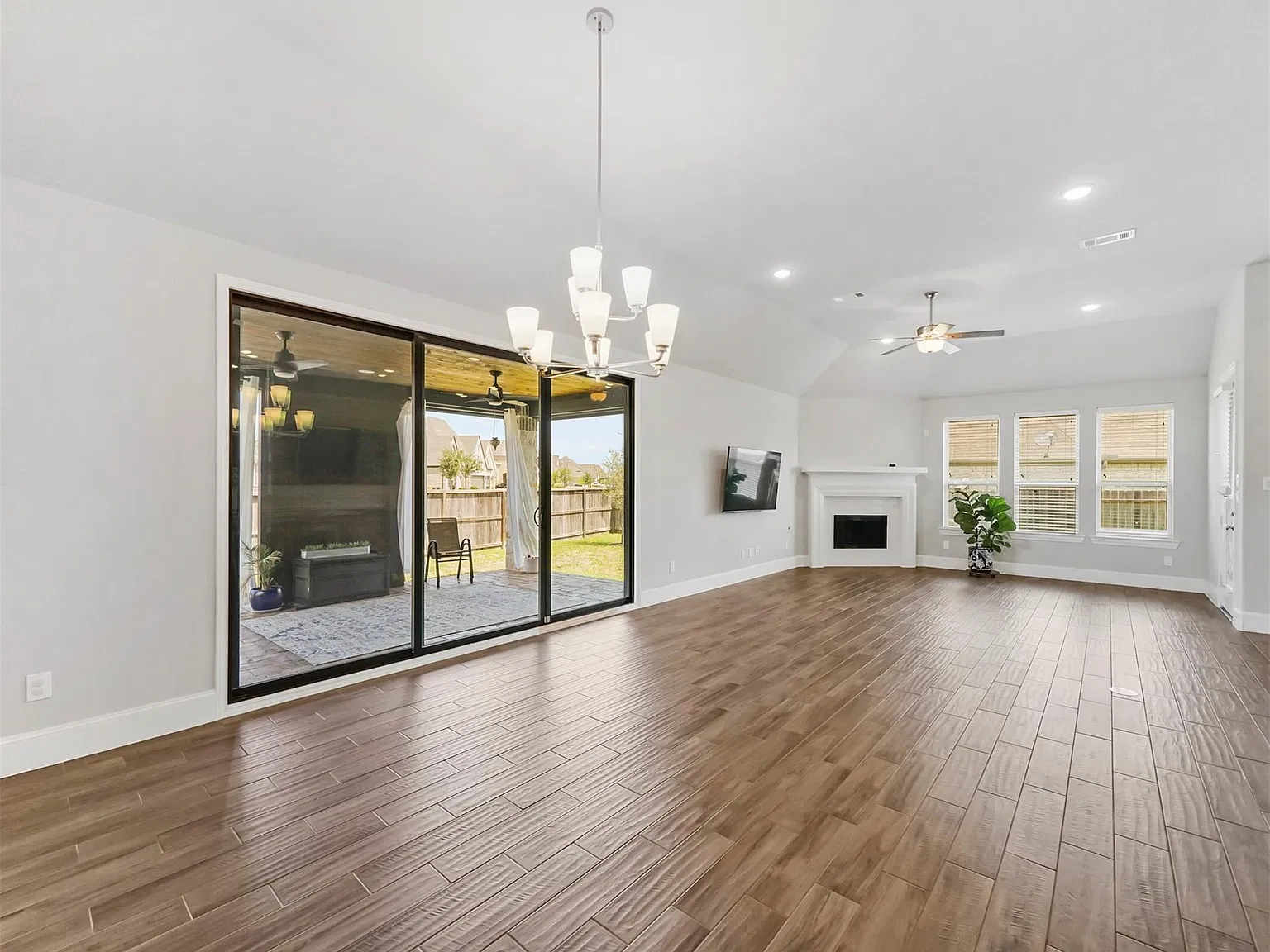 4 bed, 2.5 bath, 2978 sqft, $3,000 — Photo 2