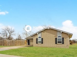 1061 NW 2nd St, Moore, OK 73160