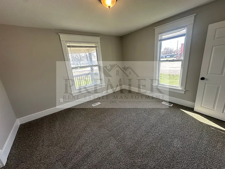 184 W North St — Photo 9